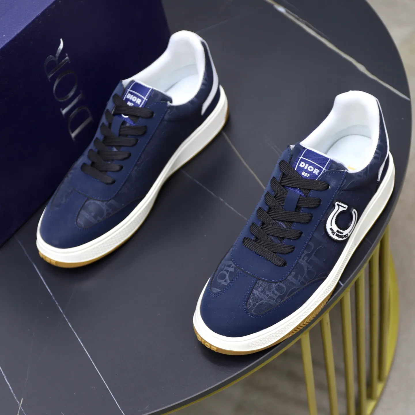 Ex-factory price: 400💰🙅‍♂️🙅‍♂️🙅‍♂️ Brand: Dior DIOR Standard code: 38-44 (45 customized) Grade: Same as the official website Material: Original cowhide material spliced with brand cloth Comfortable and breathable lining Lightweight and wear-resistant sports outsole Style category: Men's fashion casual shoes Running sports shoes Distinguished luxury brand elements Top luxury color: actual picture color